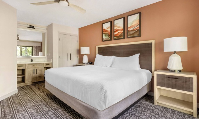 Sapphire Complejo | Close to Seasonal Ski Areas! Free Parking, 3 Pools, Jacuzzi and Sauna