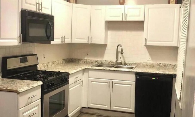 Kansas City Casa | Close to Stadium, 3-bedroom house with WiFi, AC in delightful Kansas City