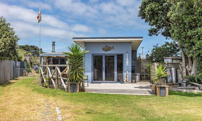Himatangi Beach Cabaña | Close to the beach pet friendly 4-bedroom bach with AC, WiFi in Himatangi Beach