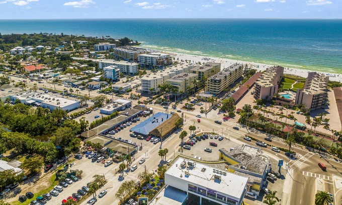 Siesta Key Cabaña | Close to the beach! Pool acccess and Private Backyard - Crescent Cottage