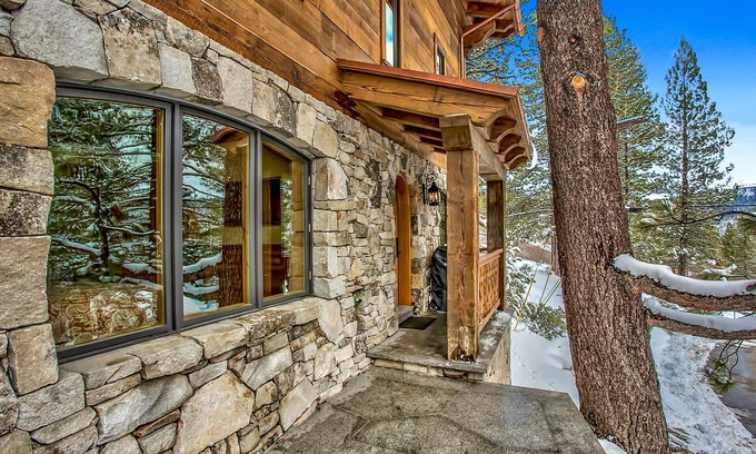 Olympic Valley Chalet De Esquí | Alquiler de esquí disponible para la temporada de esquí 2019/20. Póngase en contacto con los propietarios para obtener información.