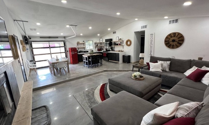 Panorama Heights Cabaña | Close to the park, sleeps 6, pets ok!