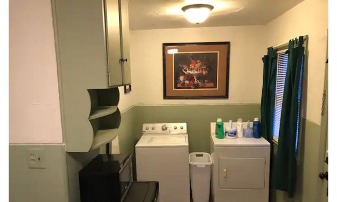 South Kansas City Cama Y Desayuno | Close to the Research Hospital, the Zoo, the Cheifs and Royals stadium, and more