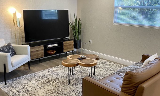 Fairview Shores Casa | Close to Universal, IOA and downtown Orlando King 2 Bedroom & dedicated office