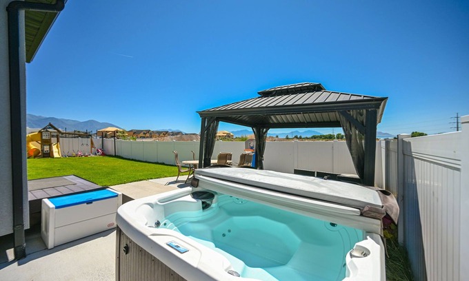 Vineyard Casa | Sleeps up to 16 close to UVU, BYU, Sundance, Utah Lake. Jacuzzi and GAME ROOM!!
