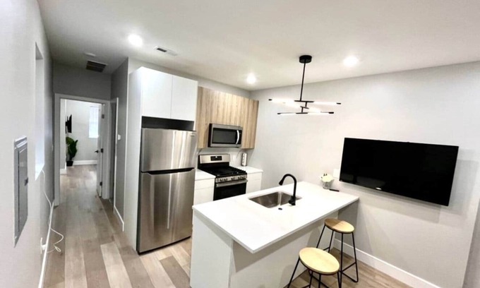 University City Apartamento | One bedroom with living room living room and kitchen near Wells Fargo center.