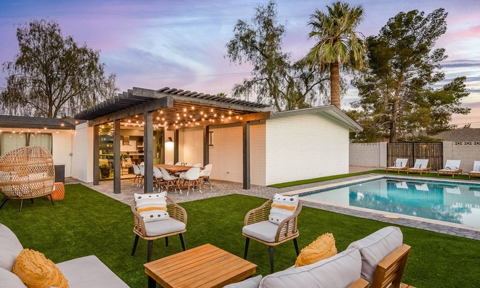 Entertainment District Casa | Closest Walk to Old Town, Entertainment District