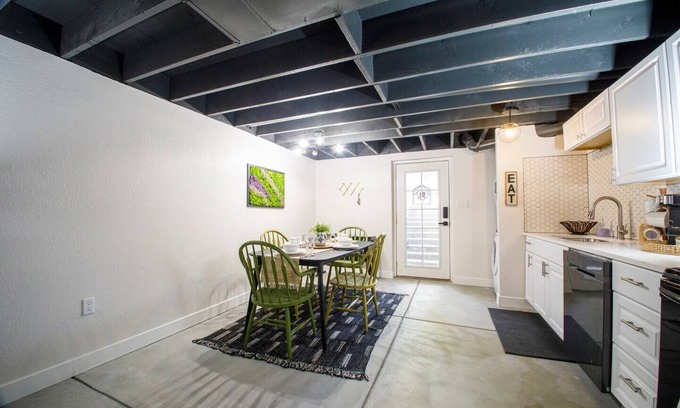 Tollgate Overlook Casa | Cloud Nine | Upscale Modern Apartment Huge Yard Pet Friendly!