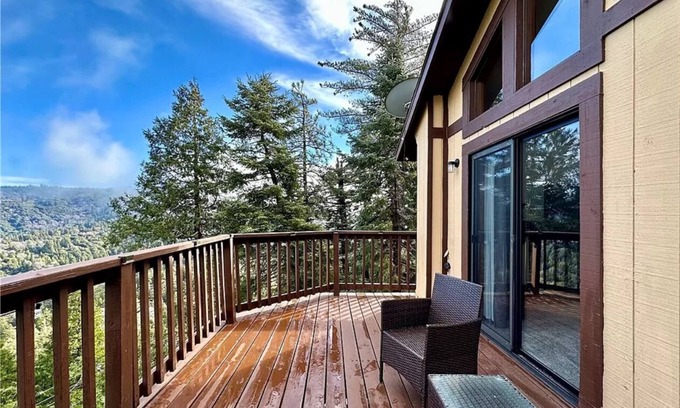 Crestline Casa | Cloud9 serene view from arrowhead height in crestline overlooking Lake Gregory