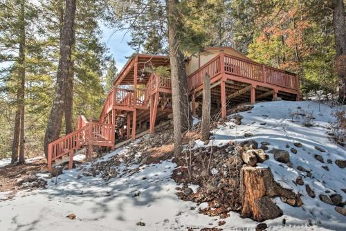 Cloudcroft Casa | Cloudcroft Cabin with Deck Near Skiing and Fishing!