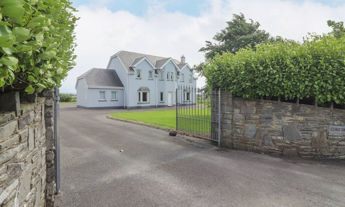 Kilrush Cabaña | CLOUGHOGE HOUSE, character holiday cottage in Kilrush, County Clare