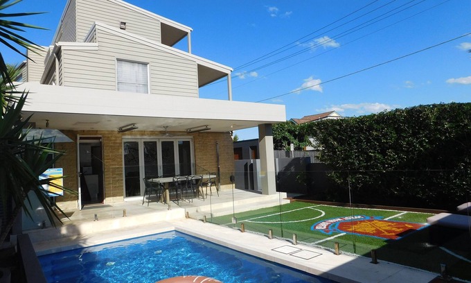 Clovelly Casa | Clovelly Beach House With Pool. 4 bedrooms, parking, ocean views!