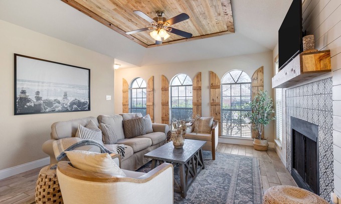 Euless Casa | Clover Cottage- Charming Mediterranean Cottage in the heart of DFW