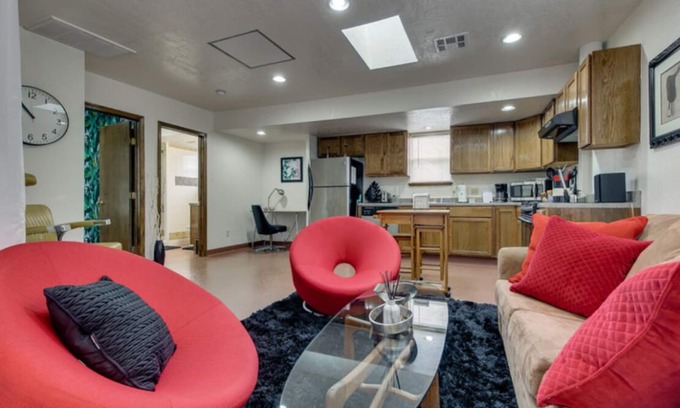 Midtown Apartamento | [CLR 18]Sunny Midtown 10 Window One bedroom Apartment, In the Hipster epicenter of OKC.