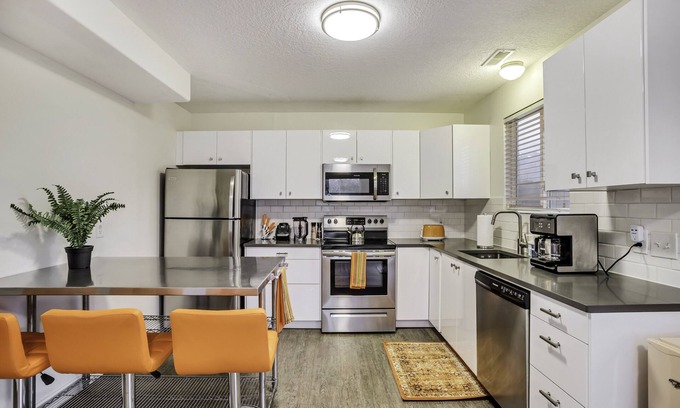Salt Lake City Casa | Cluster of 3 townhomes with 3 hot tubs. 9 bedrooms, 6 bathrooms, sleeps 18