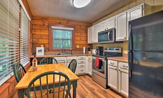 Clyde Cabina | ¡NUEVO! Clyde Cabin w / Porch - Mins to Smoky Mountains