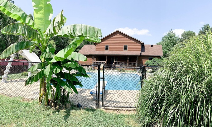 Austin Cabina | CMR Hideaway Lodge poolside Barren County near Barren River Lake