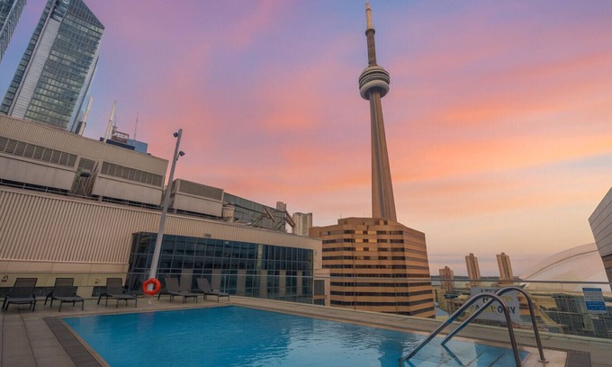 Toronto Entertainment District Hotel | CN Tower View - Free Parking - Rooftop Pool - Hot Tub - Gym