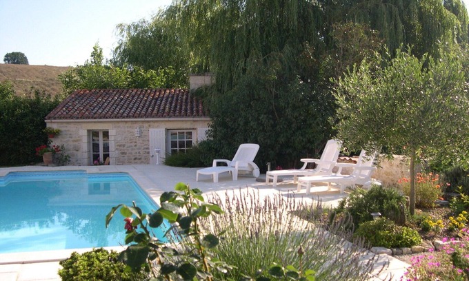 Saint-Hilaire-de-Villefranche Cabaña | casa de campo en una zona verde.