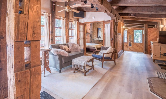Dorrington Cabina | Coach House-A Unique Getaway Tucked in the Trees