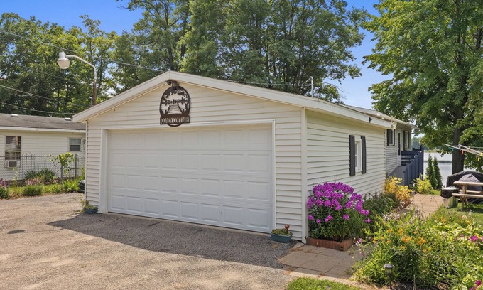 Coral Casa | Coady Lakefront Bliss - 4BR - Hot Tub - Boat - Kayak