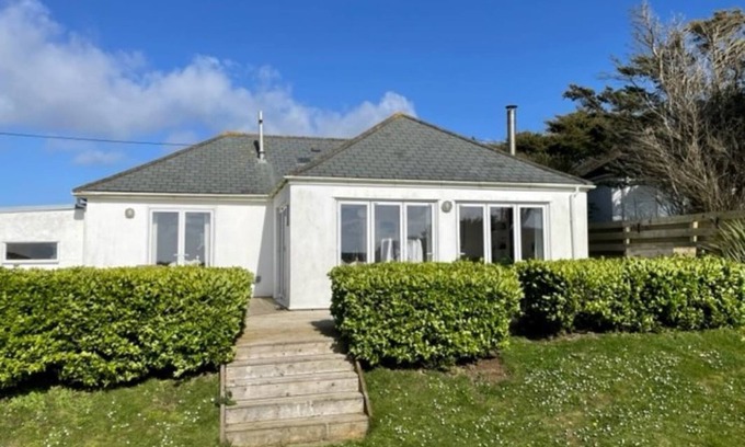 Mawgan Porth Cabaña | Coast Cottage - stunning sea views & large garden. Dog friendly family home