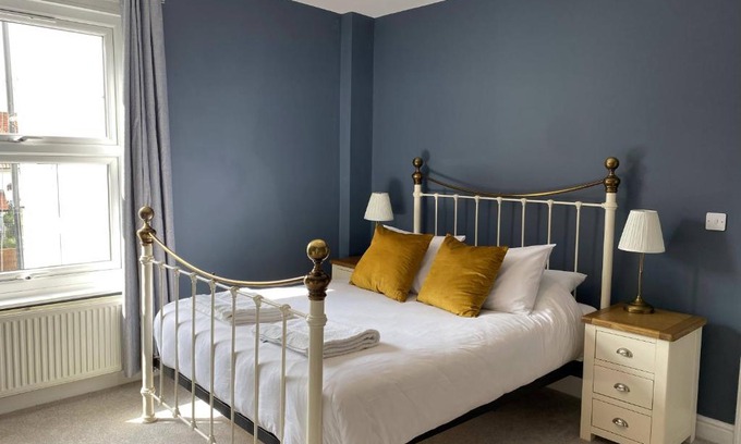 Cromer Casa | Coast House Cromer - Sleeps 15, hot tub, sea views