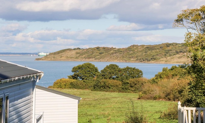 Cowes Cabina | COAST VIEW LODGE, character holiday cottage, with a garden in Cowes