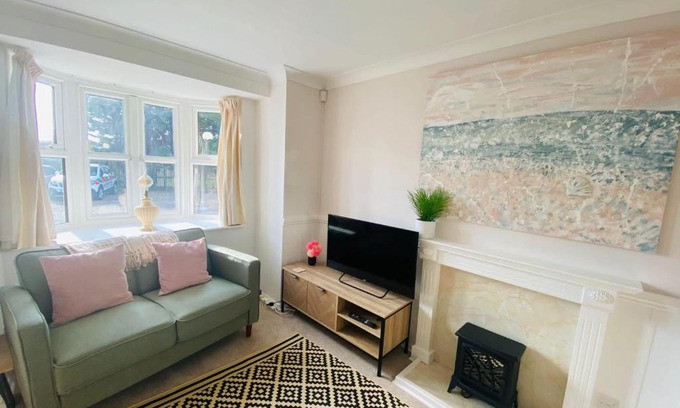 Eastbourne Casa | Coastal 2 bedroom maisonette with parking