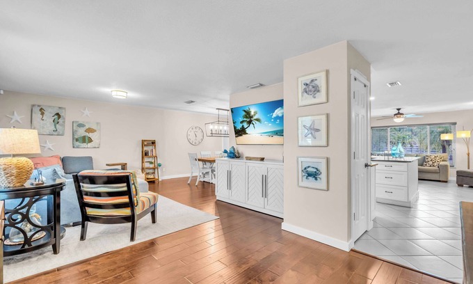Palma Sola Casa | Coastal 3BR Minutes to AMI Beaches. Sleeps 9! Fun Outdoor Patio Area