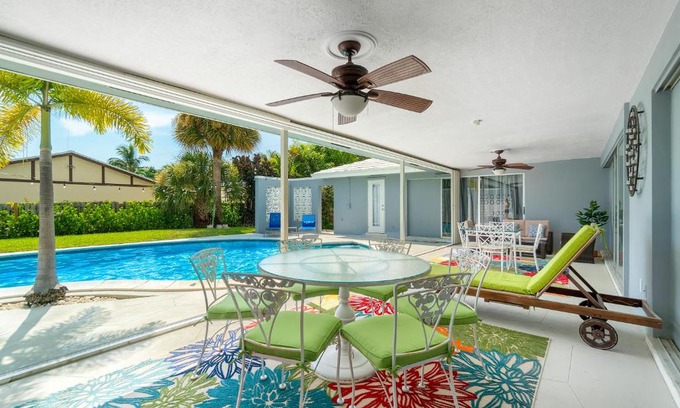 Singer Island Casa | Coastal 4B/3B Allure w/ Heated Pool & Lanai - Walk to Beach!