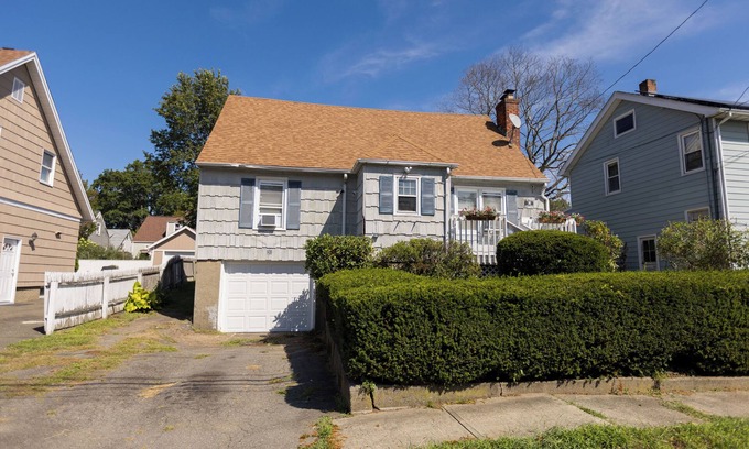 Devon Casa | Coastal 5BR Home in Milford CT – Family-Friendly, Stylish & Close to Beaches