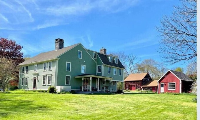 North Stonington Casa | Coastal Antique farmhouse