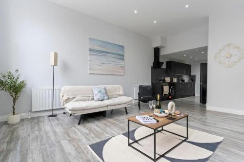 Harwich Apartamento | Coastal Apartment for Couples or Solo Travelers