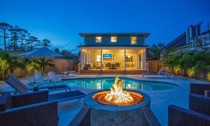 Jacksonville Beach Casa | Coastal Beach Retreat w/ Heated Pool, Putting Green