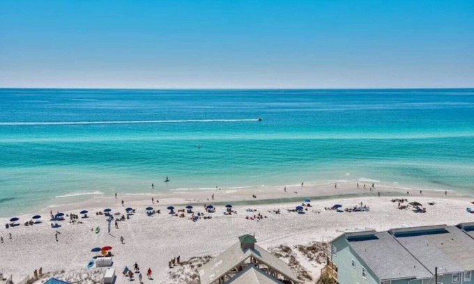 Indian Bayou Condominio | Coastal Beach Retreat | Pool, Gym & Balcony Views
