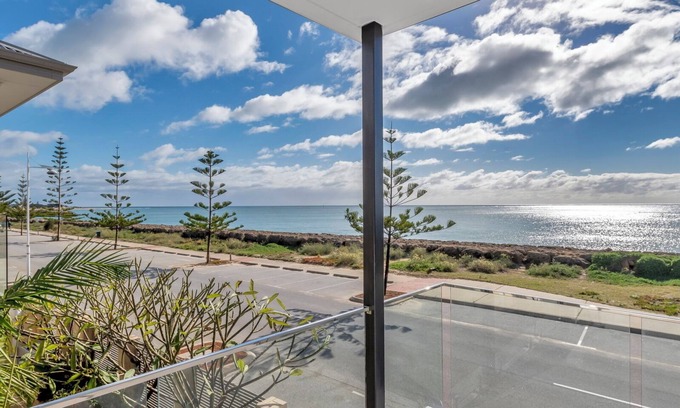 Mandurah Apartamento | Coastal Bliss: Pet-Friendly, Nearby Cafes with Marina Views