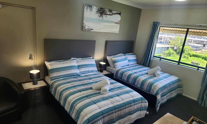 South Townsville Apartamento | Coastal Breeze Studio- Steps Away from City, Stadium & Ferry