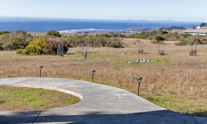 Sereno del Mar Casa | Coastal Breeze- Just north of BB, in a quite coastal community, great views