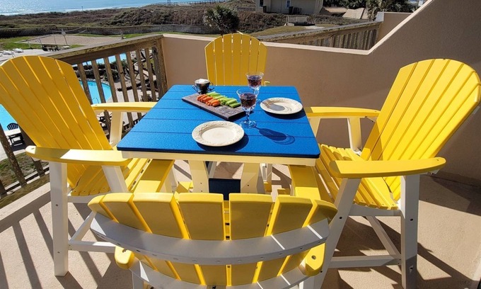Port Aransas Condominio | Coastal Calm | Split level condo with ocean views