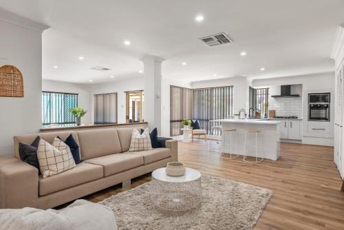 Halls Head Casa | Coastal Charm: Halls Head Getaway in Mandurah