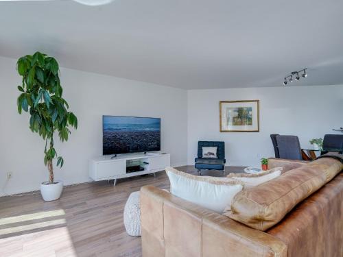 Inner Harbour Apartamento | Coastal Charm - min 3-Day Stay Breathtaking Views with Work Desk by Victoria Prime!