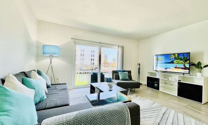 Eastern Shores Apartamento | Coastal Charm: Waterfront, Free Parking, walk to the beach