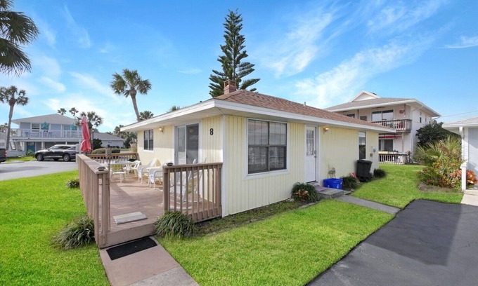 St. Augustine Beach Cabaña | 2 dormitorios / 2 baños, se admiten mascotas en Key West Style Cottage, ubicado en una comunidad frente al mar con estacionamiento gratuito, una piscina y un paseo marítimo privado a la playa