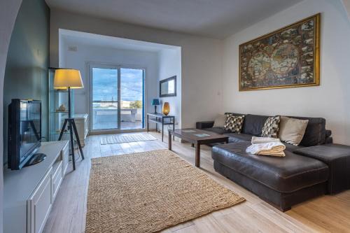 Għadira Cama Y Desayuno | Coastal Charm Vacation Stay