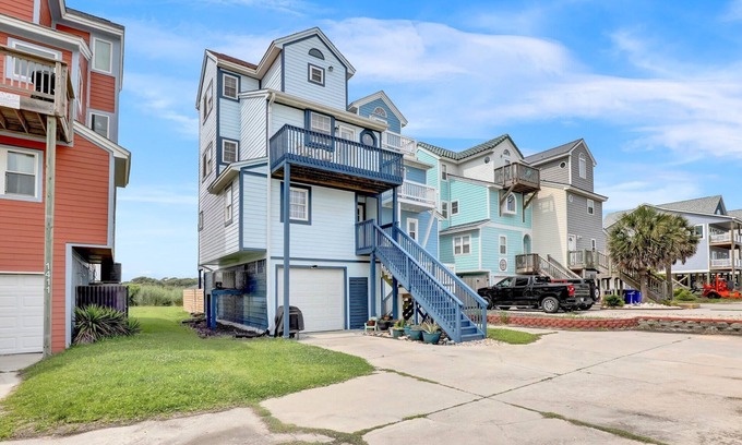 Sneads Ferry Casa | Coastal Chic Townhome | 3 Balconies & Ocean Views