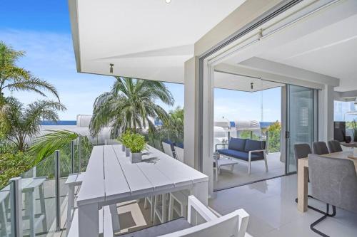 Sunshine Beach Apartamento | Coastal Chic with Heated Pool, Quiet Location