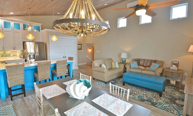Cedar Key Apartamento | Coastal Chic with Premium Internet at Studio 589!