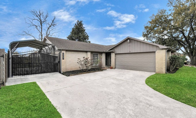 League City Casa | Coastal Comfort: Moments from the Boardwalk w/ gated boat parking!