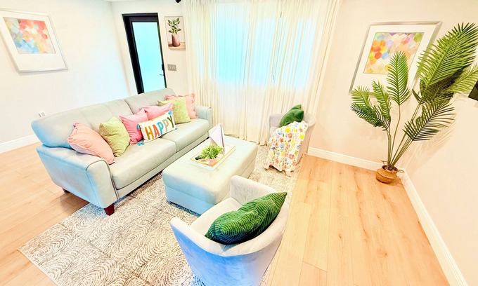 Tampa Casa | Coastal Comfort Retreat Getaway Near Hospitals